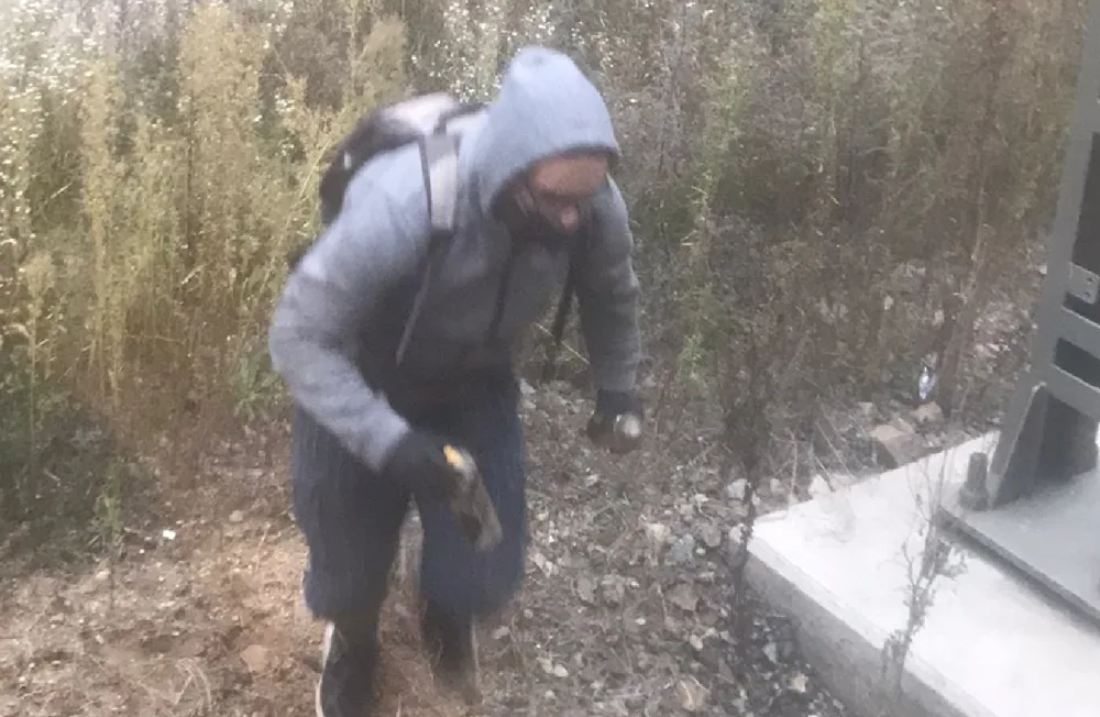 Partička sprejerů se sesypala na stojící vlak. Celou dobu je natáčel zaměstnanec drah