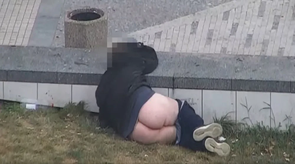 Muž s odhalenou zadnicí nadával kolemjdoucím a strážníka udeřil pěstí. Skončil na záchytce