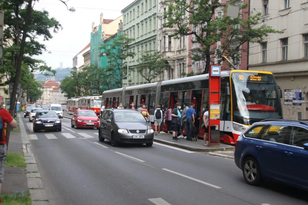 Řidič, který autem srazil mladého muže a z místa ujel, se přihlásil na policii