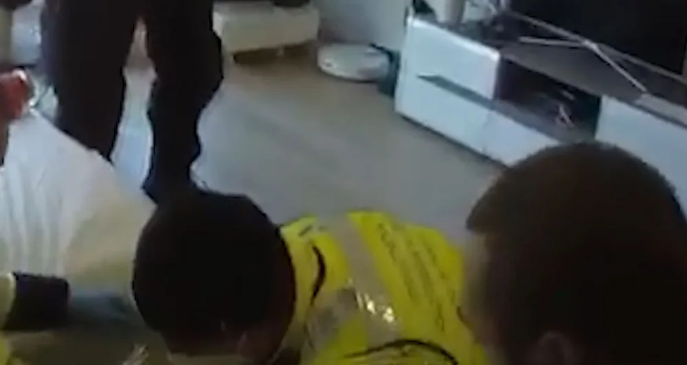 Mladá žena zkolabovala doma. Život jí zachránili policisté, kteří na místo přivezli defibrilátor