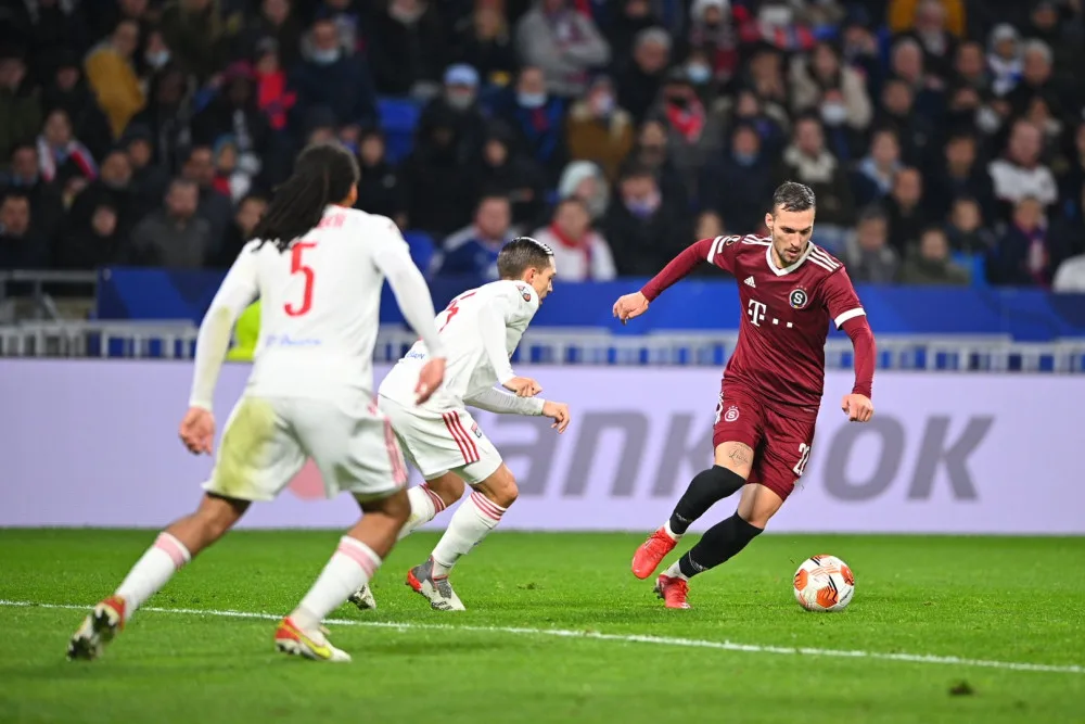 Sparta prohrála na hřišti Lyonu 0:3. V tabulce zůstává druhá