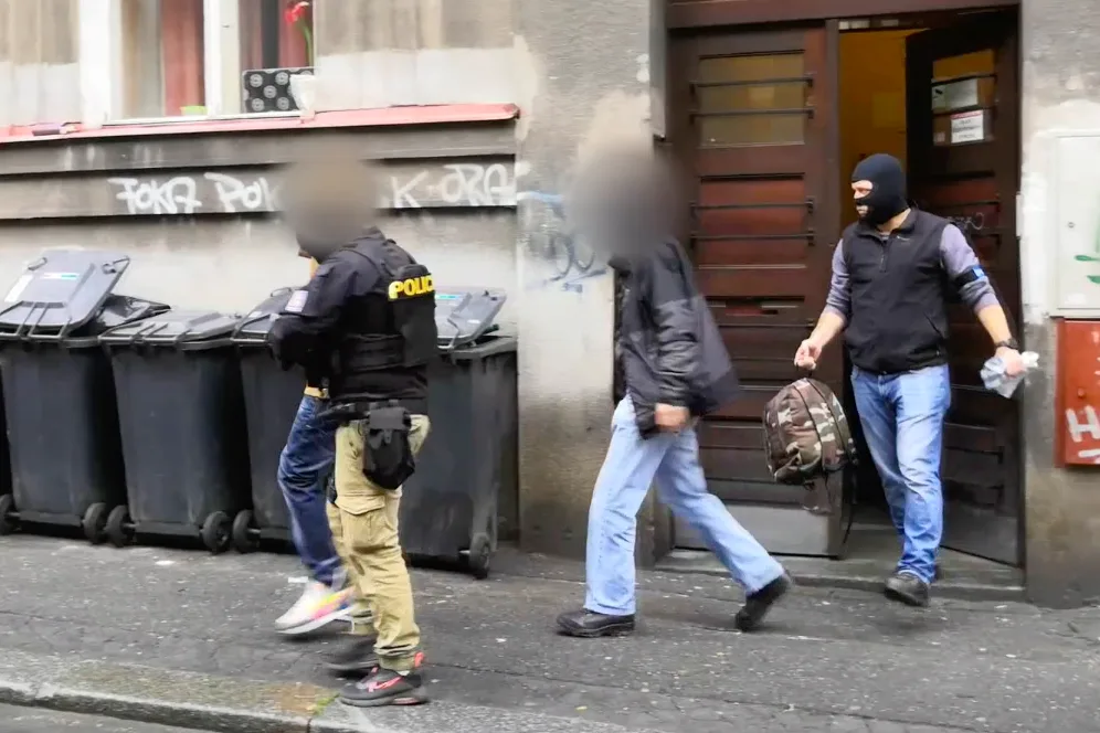Recidivista skončil v poutech pár hodin po loupeži. Na obsluhu čerpací stanice vytáhl nůž
