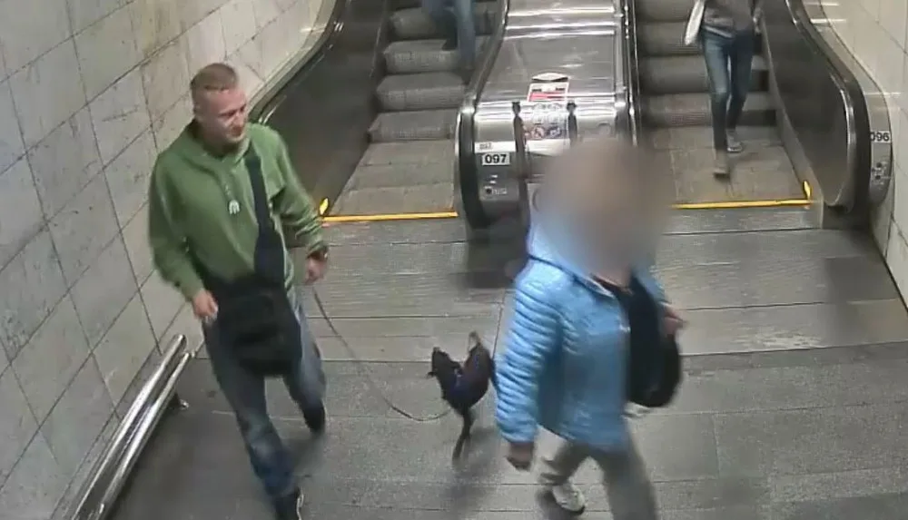 Zloději ukradli spícímu muži v metru psa. Ten byl o několik dní nalezen v zuboženém stavu