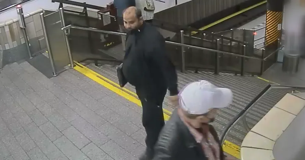 Loupežné přepadení v pražském metru. Cestující přišel o hotovost, kterou měl v kapse.