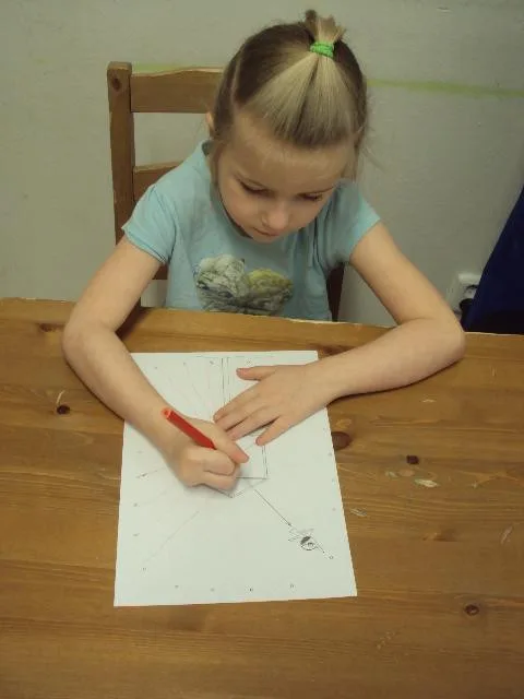Neslyšící dívka s poruchou autistického spektra se bez asistence nedostane do školy. Pomoci můžete i vy