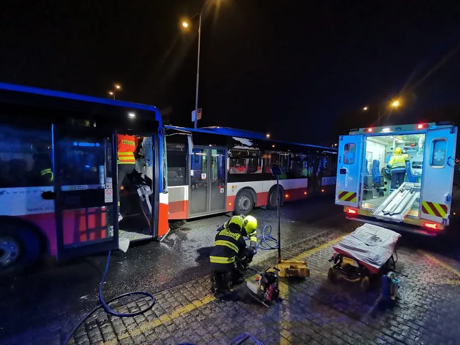 Noční nehoda dvou autobusů. Řidiče museli hasiči vyprošťovat.