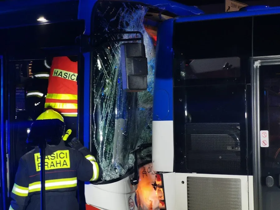 Noční nehoda dvou autobusů. Řidiče museli hasiči vyprošťovat
