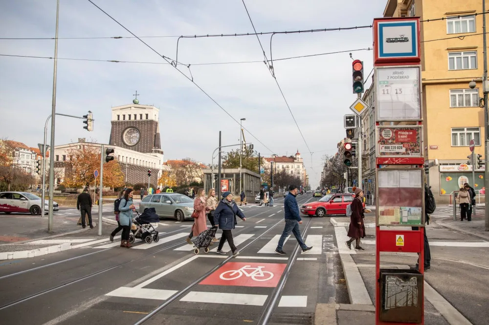 Konec přebíhání silnice a kolejí. Na náměstí Jiřího z Poděbrad jsou nové přechody