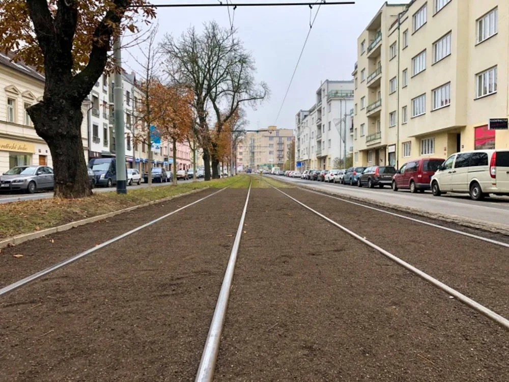 Praha je součástí vědeckého experimentu. Dopravní podnik testuje speciální travní koberce