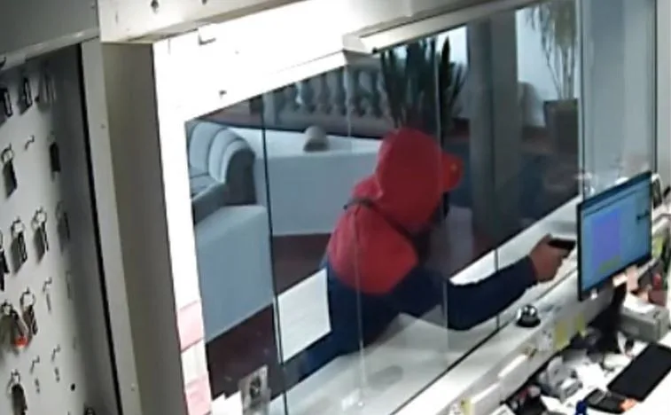 Muž přepadl hotel se zbraní v ruce. Policie ho dopadla díky genetickým stopám, hrozí mu třináct let