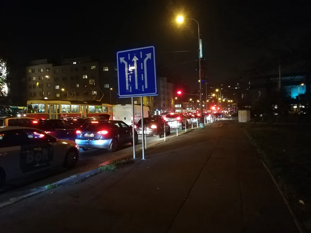 Žižkov prožívá dopravní peklo. Stojí auta, autobusy i tramvaje