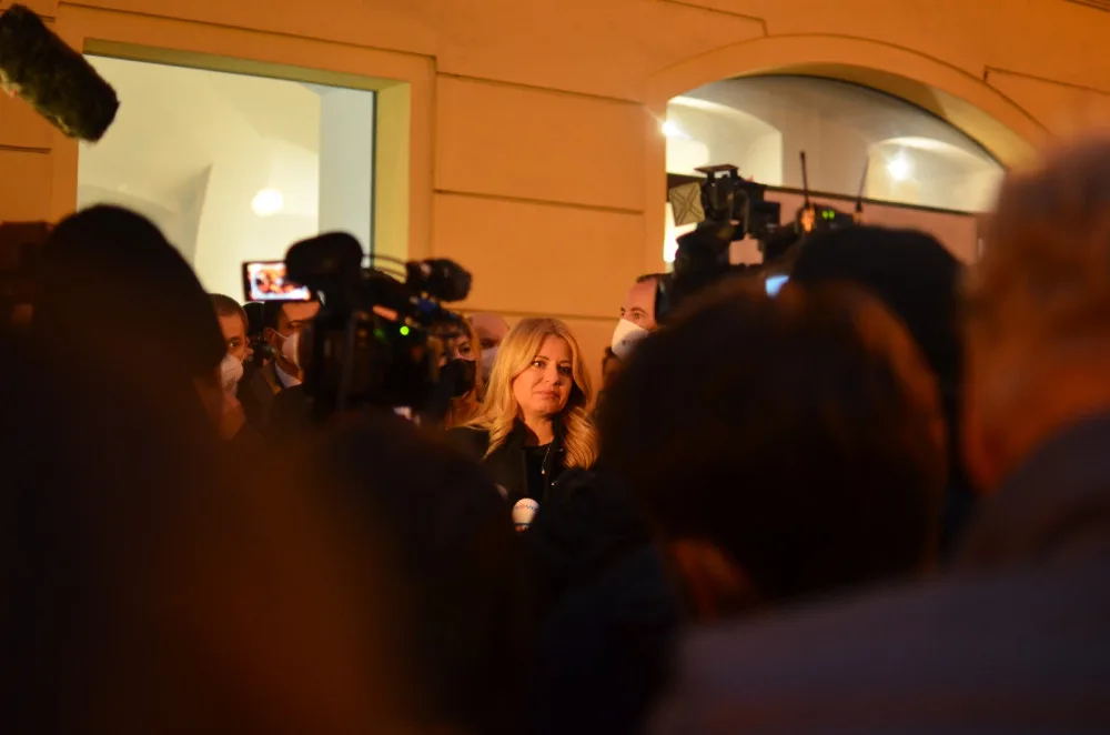 Zuzana Čaputová položila květiny na Národní třídě. Od přihlížejících sklidila potlesk