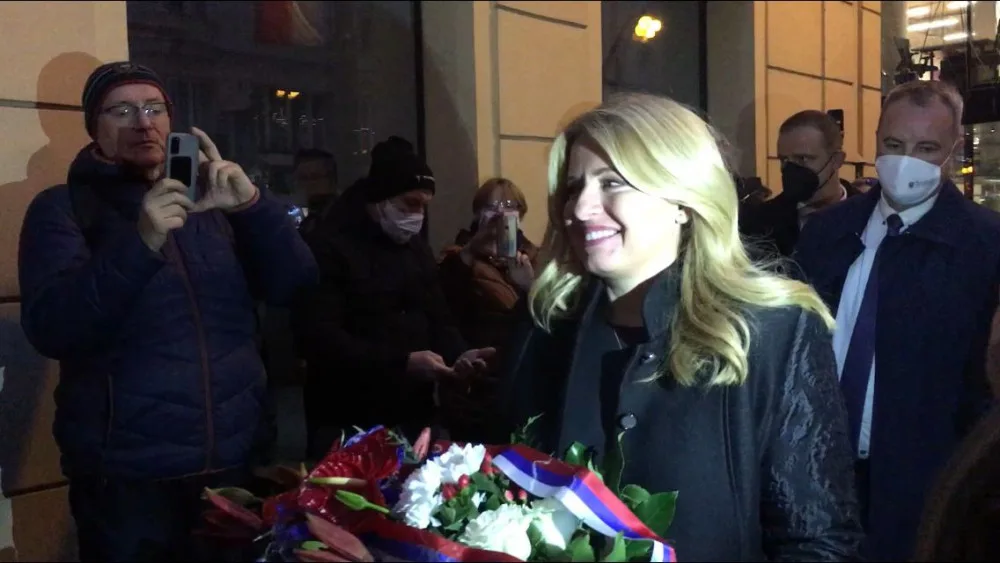 Zuzana Čaputová položila květiny na Národní třídě. Od přihlížejících sklidila potlesk