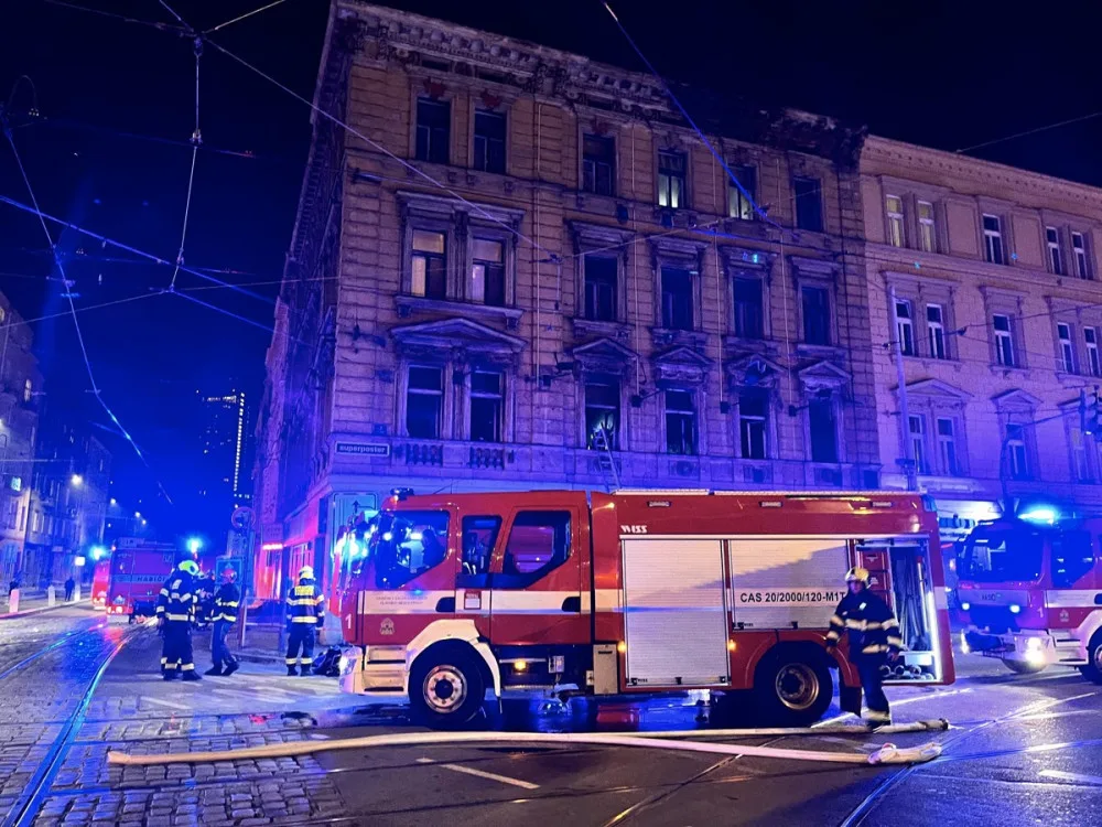 V Nuslích hořel dům. Hasiči z něj zachránili sedm lidí