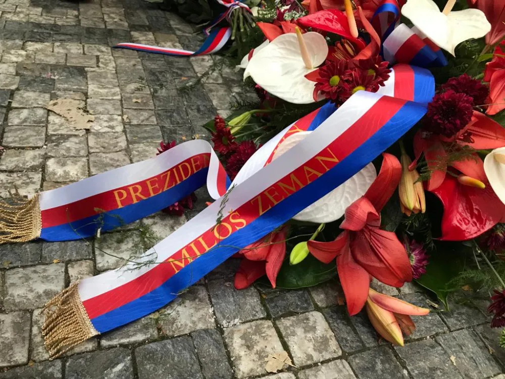 Babiš se bál demonstrantů, na Zemanovu kytici přihlížející bučeli, místo Hřiba přišla Richterová