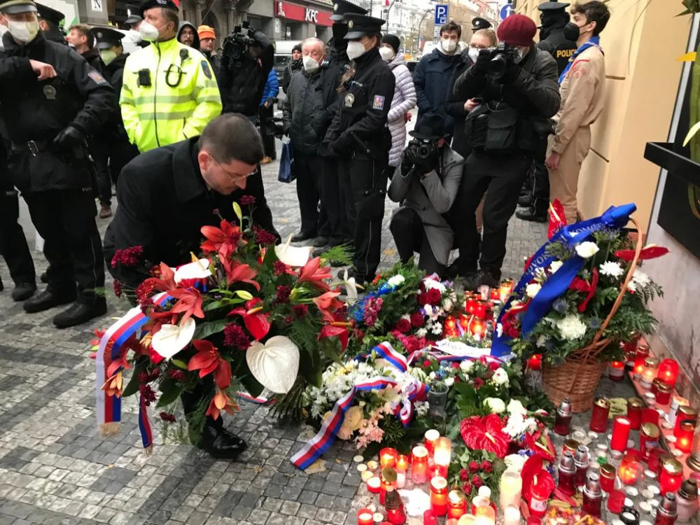 Babiš se bál demonstrantů, na Zemanovu kytici přihlížející bučeli, místo Hřiba přišla Richterová