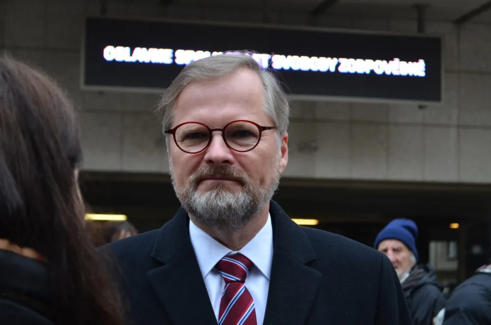 Lidé na Národní zpívali hymnu s Fialou, Rakušanovi děkovali. Dorazil i Kalousek
