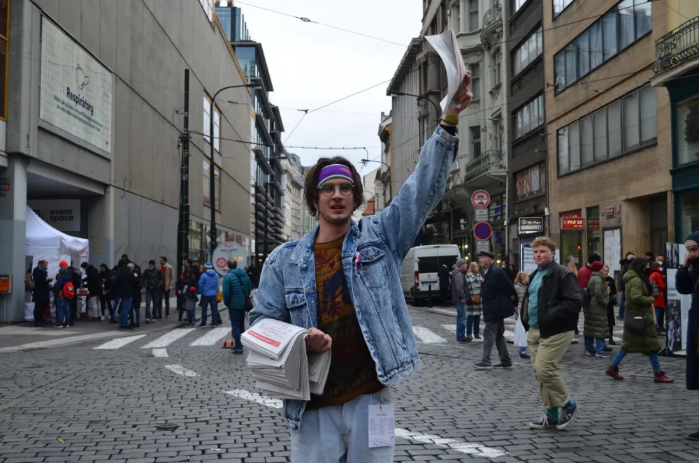 FOTOGALERIE: Estébáci, trabanty i pieta. Podívejte se, jak si lidé připomínají 17. listopad