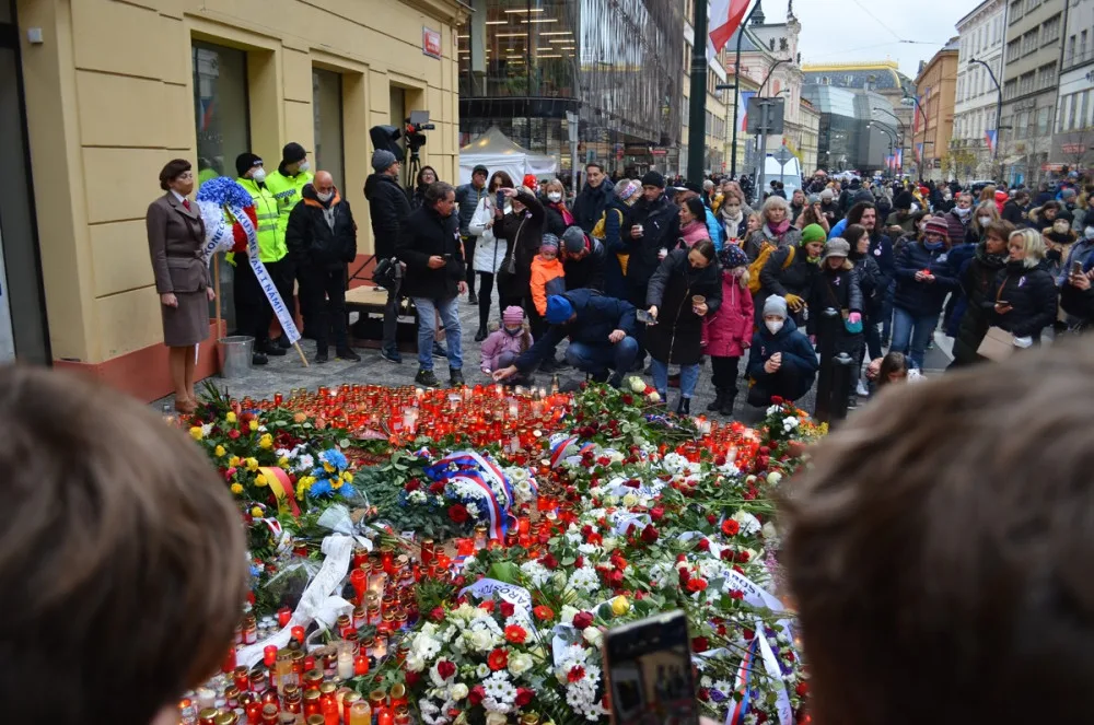 Na Staromáku se sešly tisíce lidí. Milion chvilek chce společného kandidáta na prezidenta