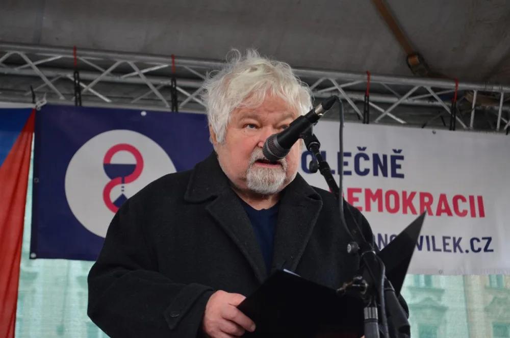 Na Staromáku se sešly tisíce lidí. Milion chvilek chce společného kandidáta na prezidenta