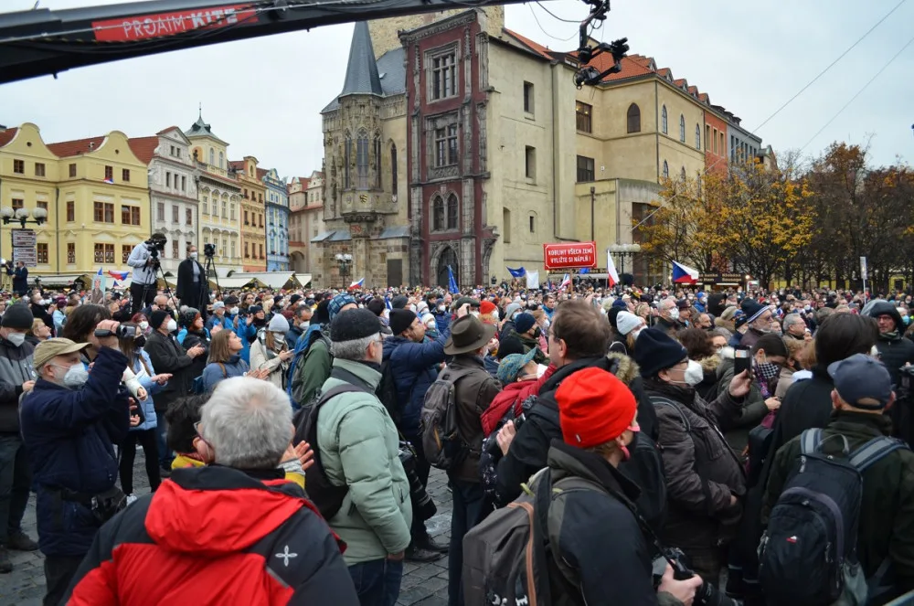 Na Staromáku se sešly tisíce lidí. Milion chvilek chce společného kandidáta na prezidenta