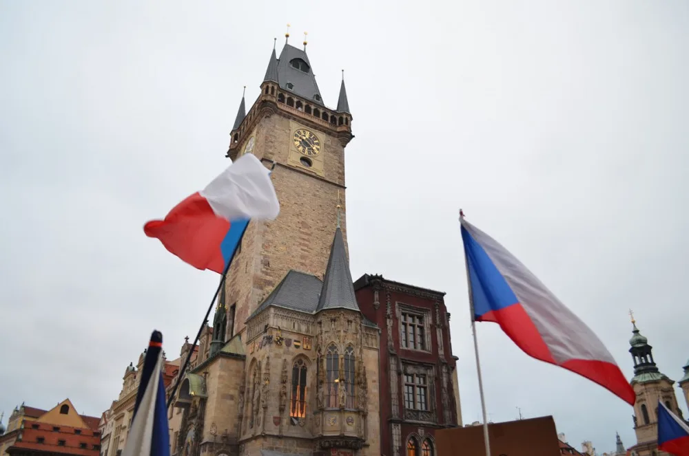 Staromák zaplnilo 10 tisíc odpůrců vládních opatření. Vyrážejí na Národní třídu