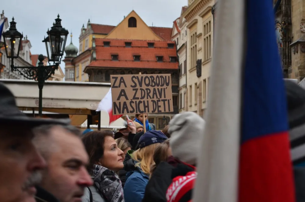 Staromák zaplnilo 10 tisíc odpůrců vládních opatření. Vyrážejí na Národní třídu