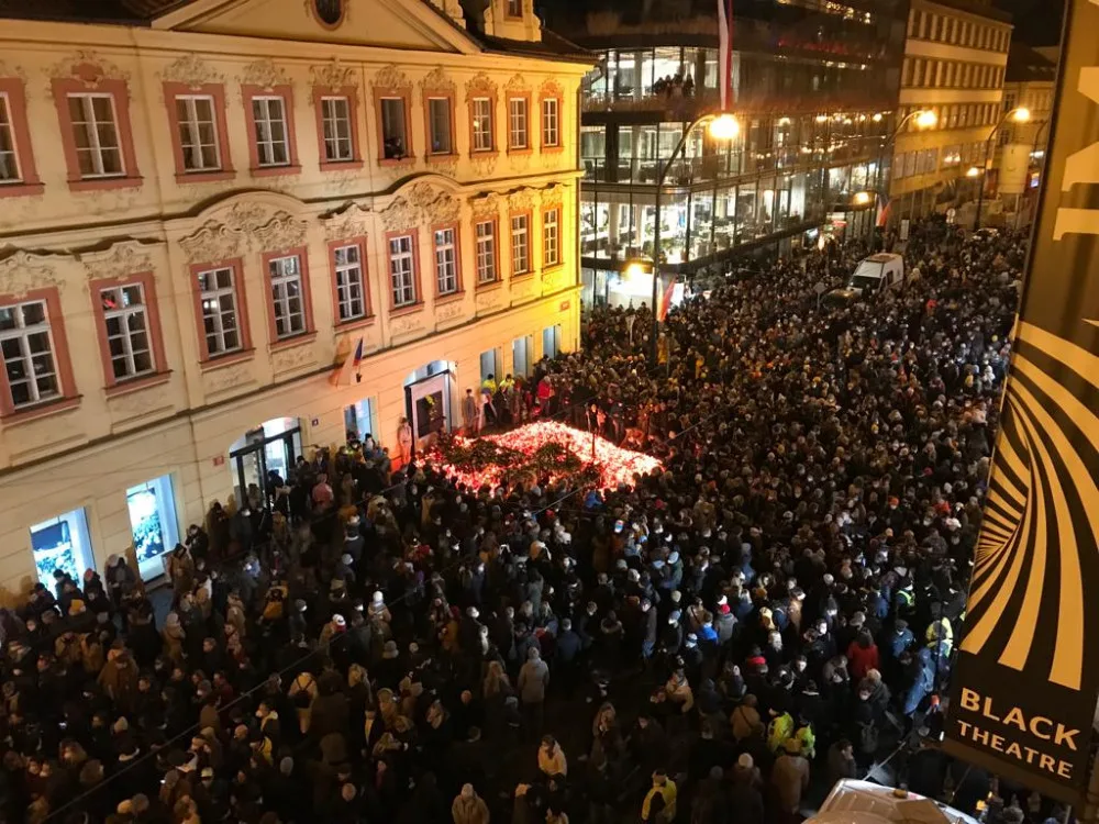 Antirouškaři, hymna s Fialou i Modlitba pro Martu. Desetitisíce lidí dnes zaplnily Národní třídu