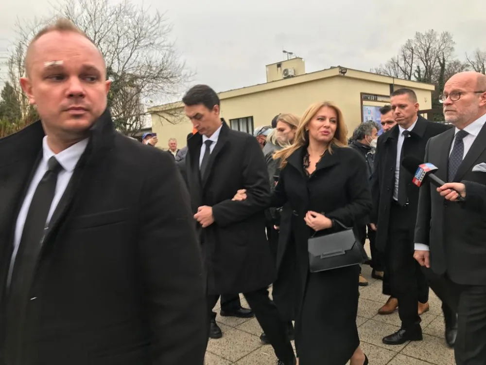 Rozloučení s Miroslavem Žbirkou. Dorazily stovky lidí, mezi nimi i slovenská prezidentka.
