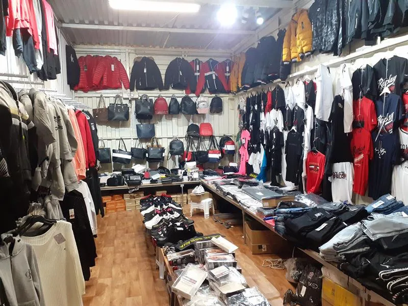 Tommy Hilfiger, Gant i Adidas. Celníci objevili v Sapě padělky za miliony korun