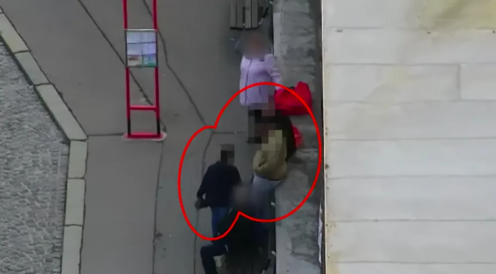Pochybná partička prodávala v ulicích Prahy parfémy. Pomáhal jim dvanáctiletý chlapec