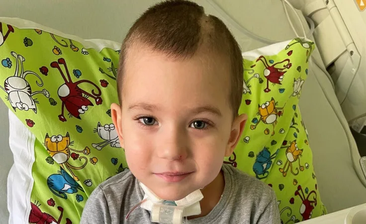 Malý Eddie prodělal bezpříznakový covid. Následkem bylo krvácení do mozku, k tomu obrna hlasivek.