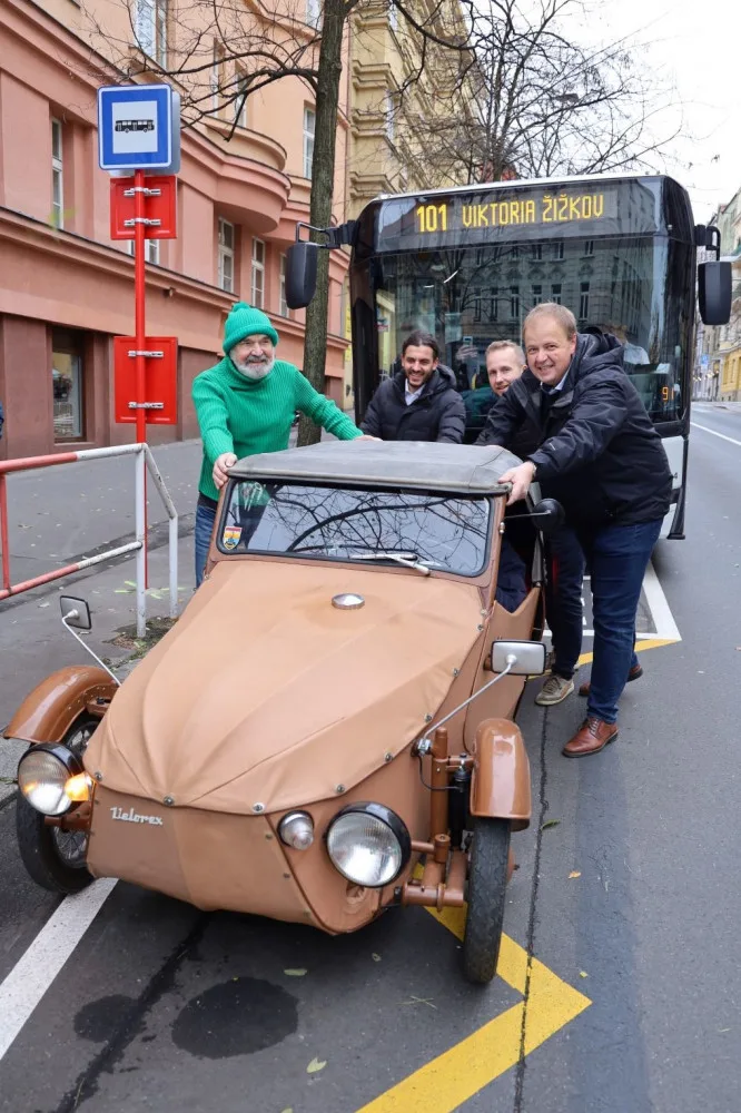 Svěrák otevřel zastávku U Prdlavky. Zastávka Husinecká se přejmenuje na Viktorii Žižkov