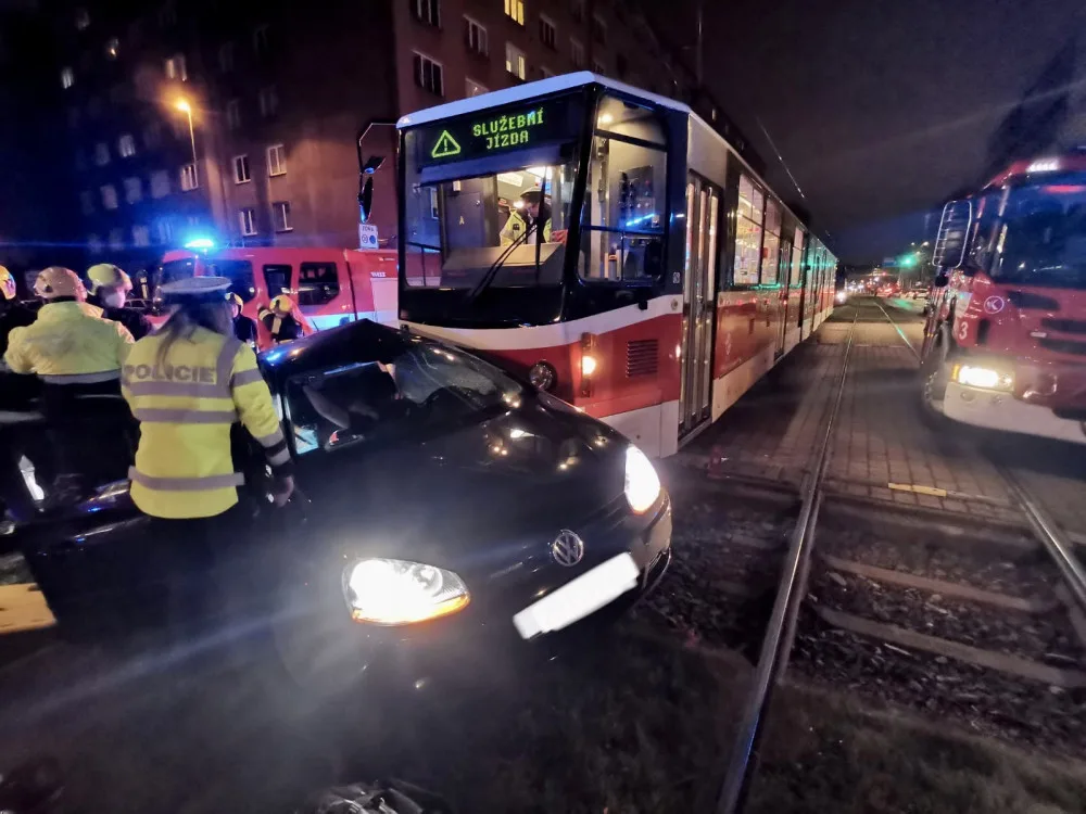 Střet tramvaje a osobního automobilu zastavil provoz na trati v Sokolovské ulici.