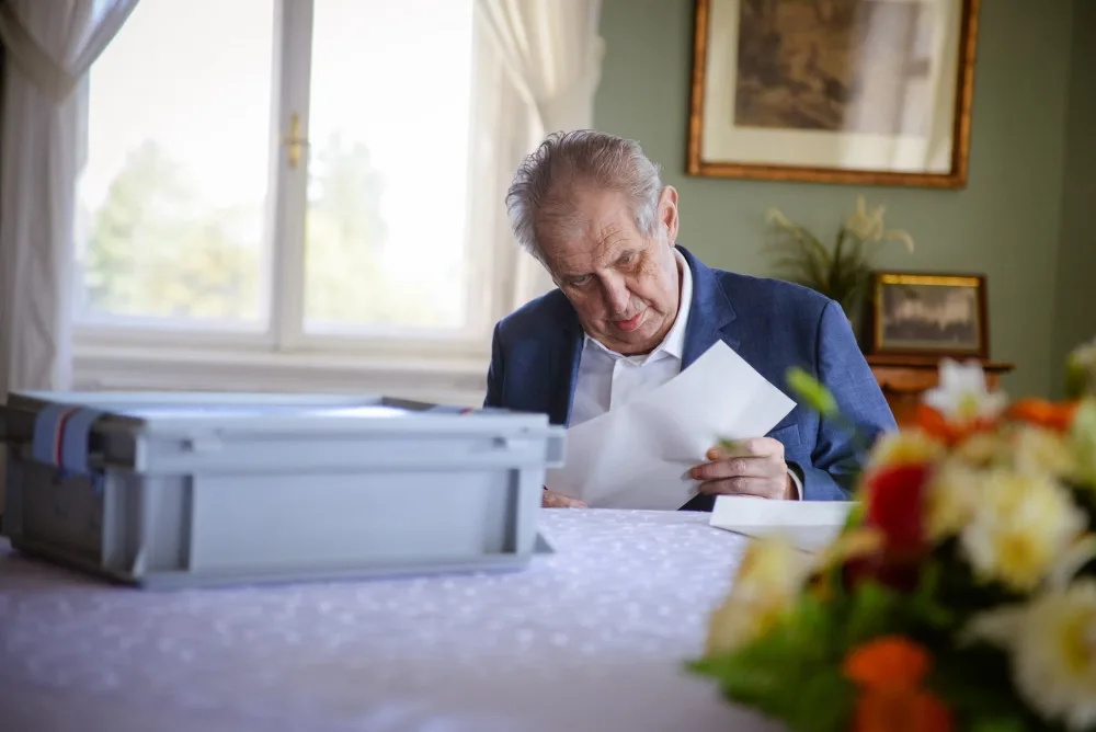 Zeman má covid a míří zpět do nemocnice