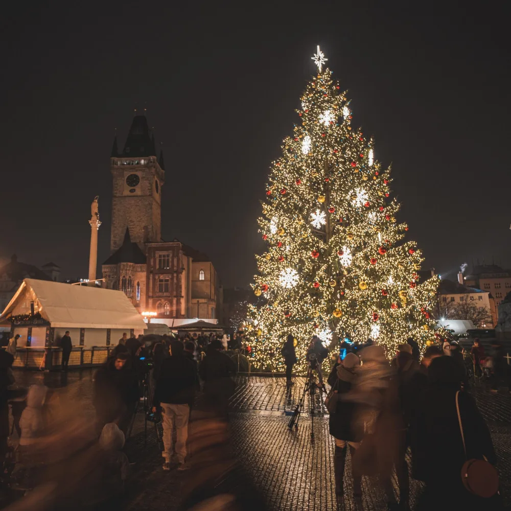 Praha rozsvítila strom na Staroměstském náměstí, slavnost opět nebyla
