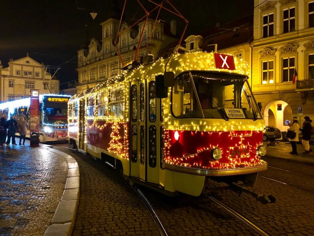 Dnes opět vyjely vánočně vyzdobené vozy MHD, budou jezdit do Tří králů.