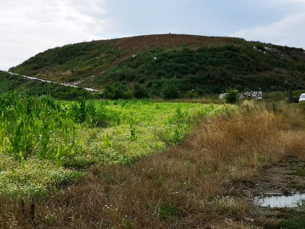 Život vedle skládky, to jsou požáry, špinavá voda a boje o peníze, popisuje zastupitel Hořovic.
