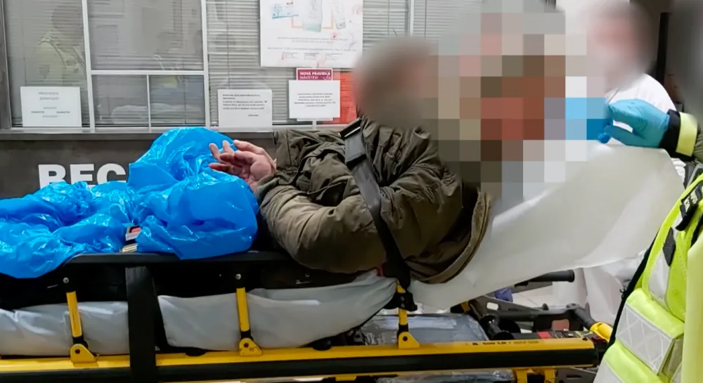 Opilý muž napadal strážníky i záchranáře. Skončil v poutech a poté putoval na záchytku.