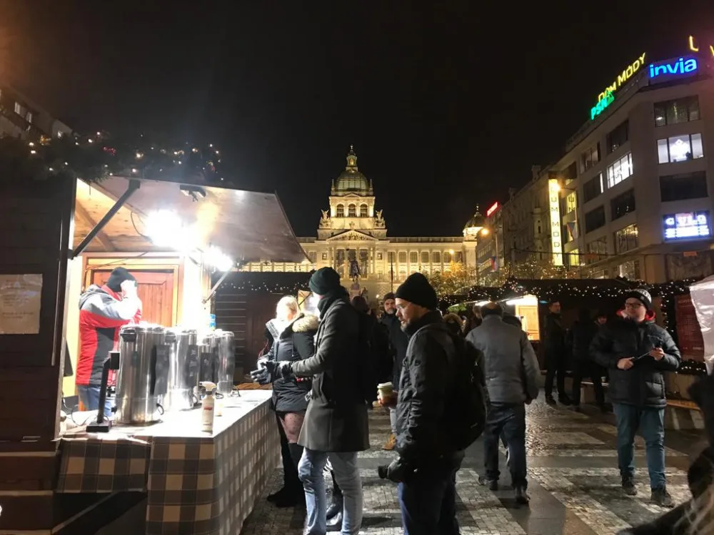 Vánoční trhy na Václaváku pokračují dál jako kulturní akce. Svařák se prodává za 75 korun