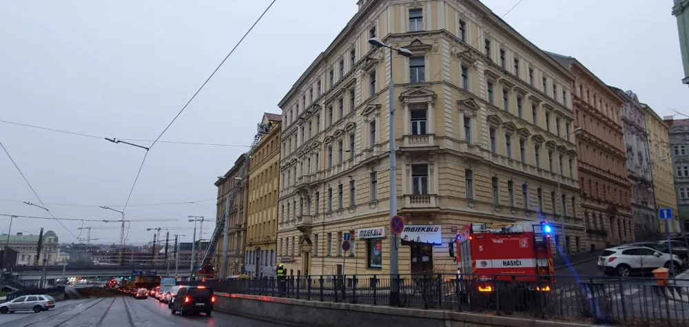 Prahu zasáhl silný vítr. Hasiči zasahovali u uvolněných plechů na střechách