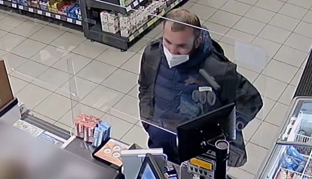 Policie pátrá po agresorech. Napadli a okradli muže, pak platili jeho kartou
