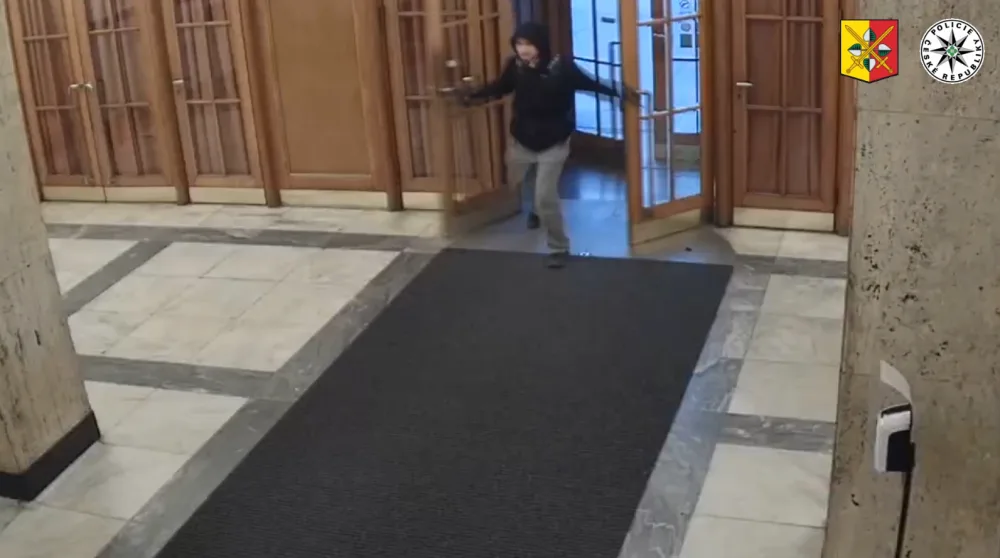 Muž si přišel vyřídit účty na ministerstvo s železnou tyčí v ruce. Pátrá po něm policie