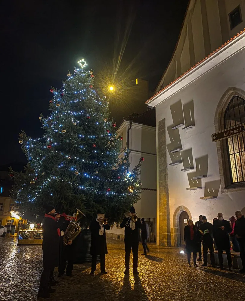 VÁNOCE NA JEDNIČCE: Jediné vánoční trhy v Praze, koncerty a bohoslužba pod širým nebem