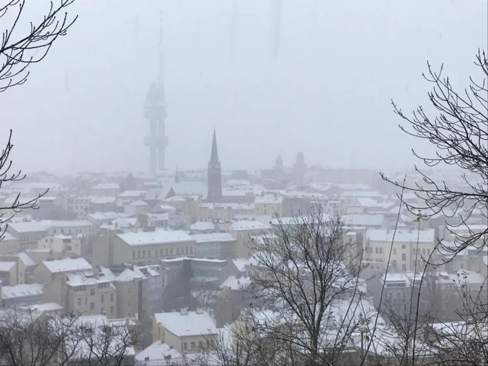 Praha se probudila do zasněženého rána. Milovníci běžkování vyrazili na cyklostezky
