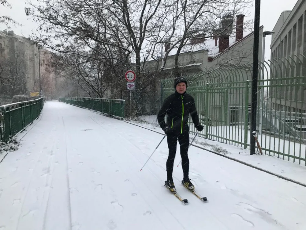 Praha se probudila do zasněženého rána. Milovníci běžkování vyrazili na cyklostezky