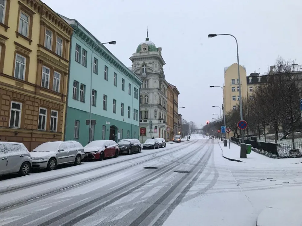 Praha se probudila do zasněženého rána. Milovníci běžkování vyrazili na cyklostezky