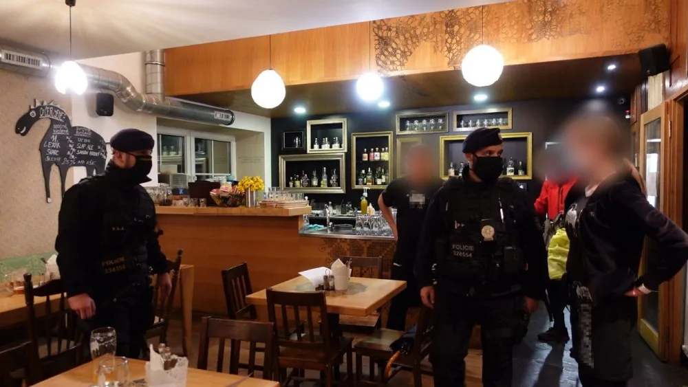 Policie při kontrole jednoho z podniků.