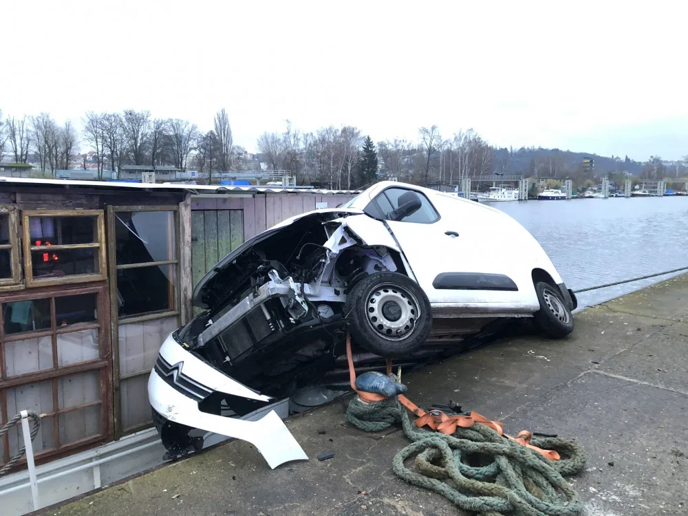 Auto sjelo ze silnice a skončilo na lodi ve Vltavě