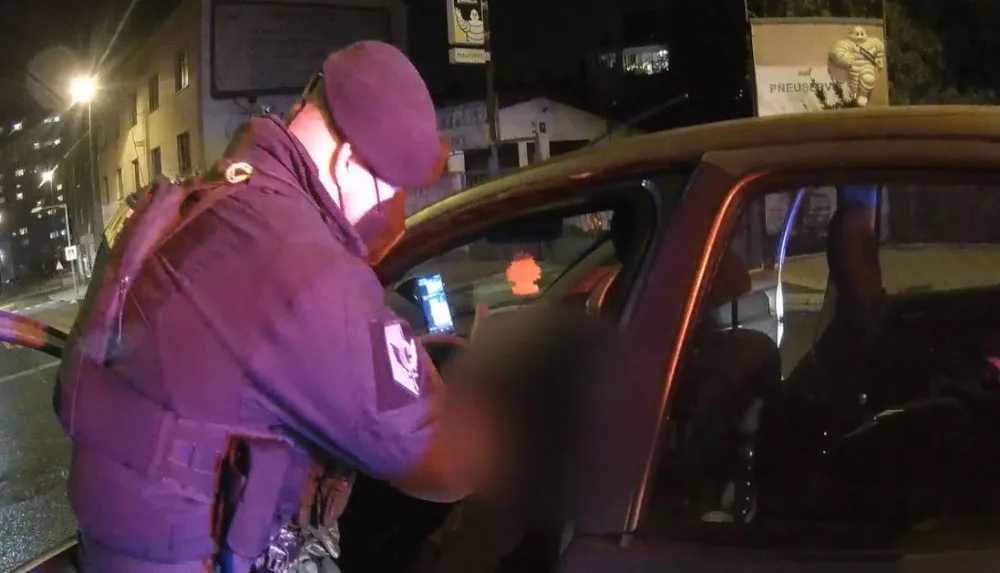 Žena zkolabovala za volantem. Zachránili ji policisté, kteří v tu chvíli projížděli kolem